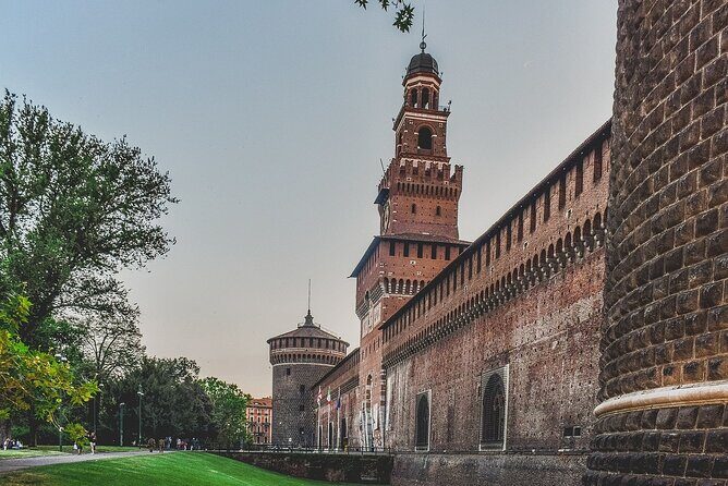 Milan Duomo, Sforza Castle and Pieta Guided Tour with Tickets - Piazza della Scala and the walk that links Milan’s classics